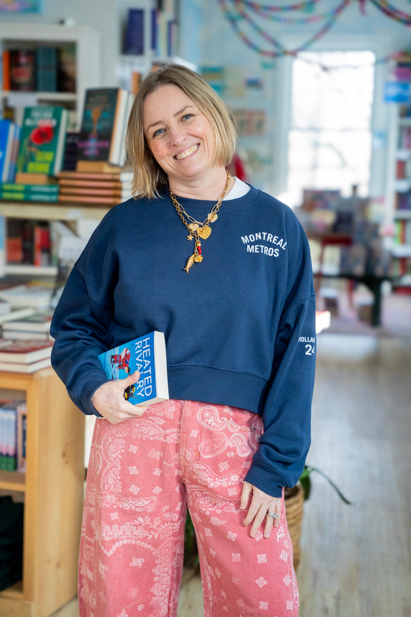 Montreal Metro Cropped Navy Sweatshirt – Bluebird & Company Crozet